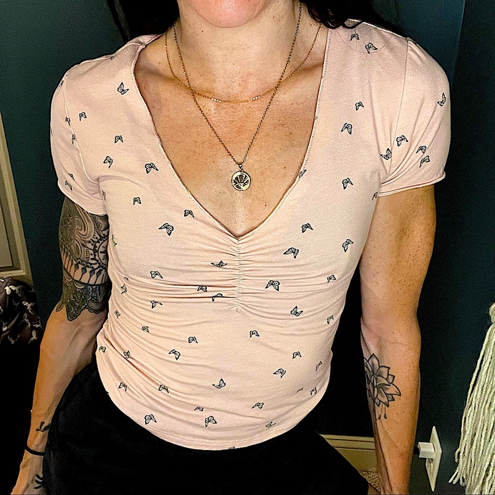Try the Trend: Y2K Arizona butterfly baby tee! 🦋